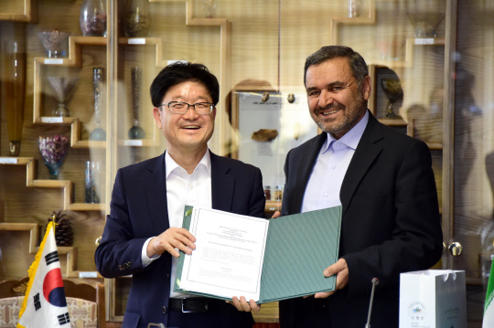 신원섭 산림청장(왼쪽)과 코다카람 좔랄리 이란 산림유역관리청장이 '한-이란 산림협력 양해각서'를 체결하고 기념촬영을 하고 있다.  산림청 제공